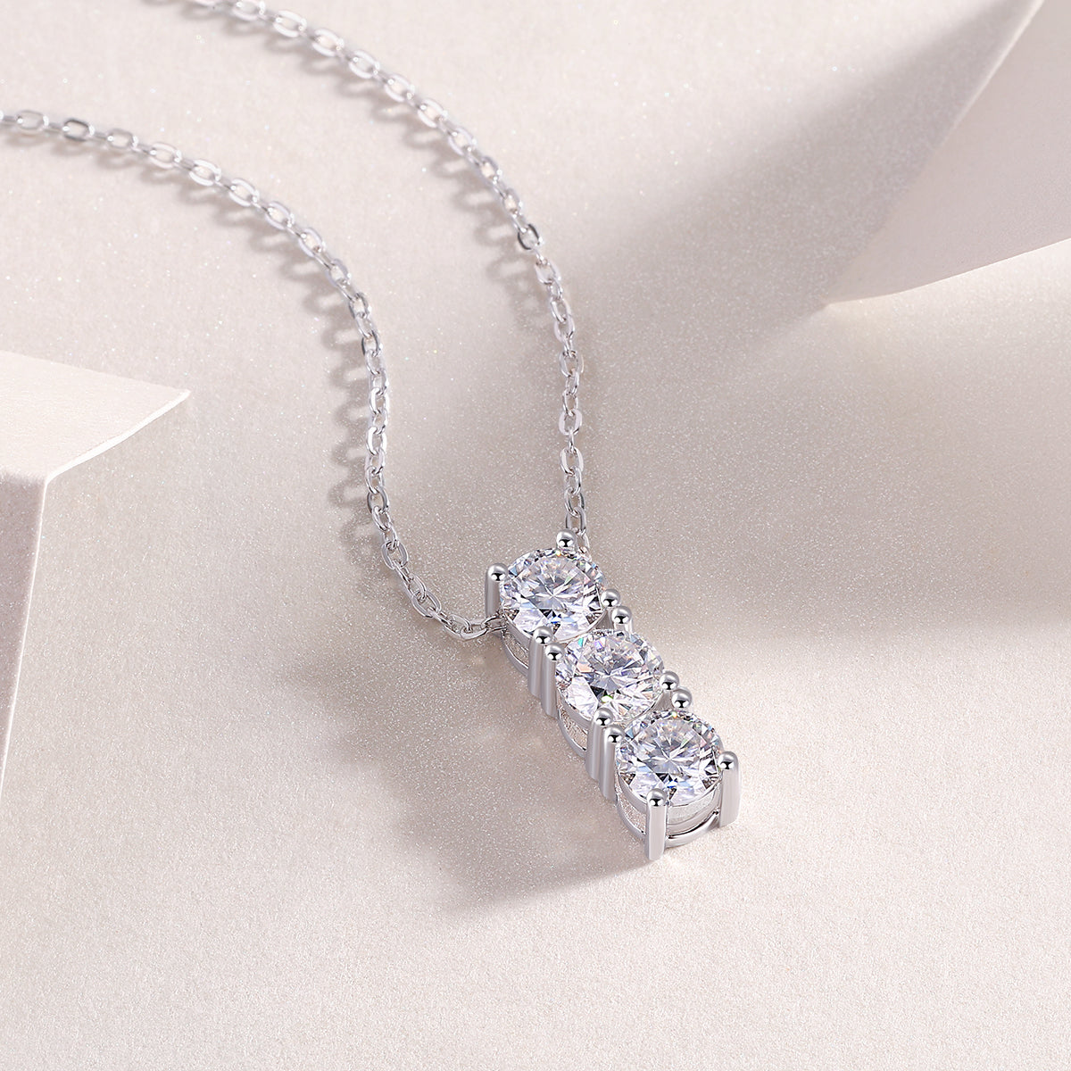 Round - A Fashionable And Luxurious Diamond Jewelry Pendant Set