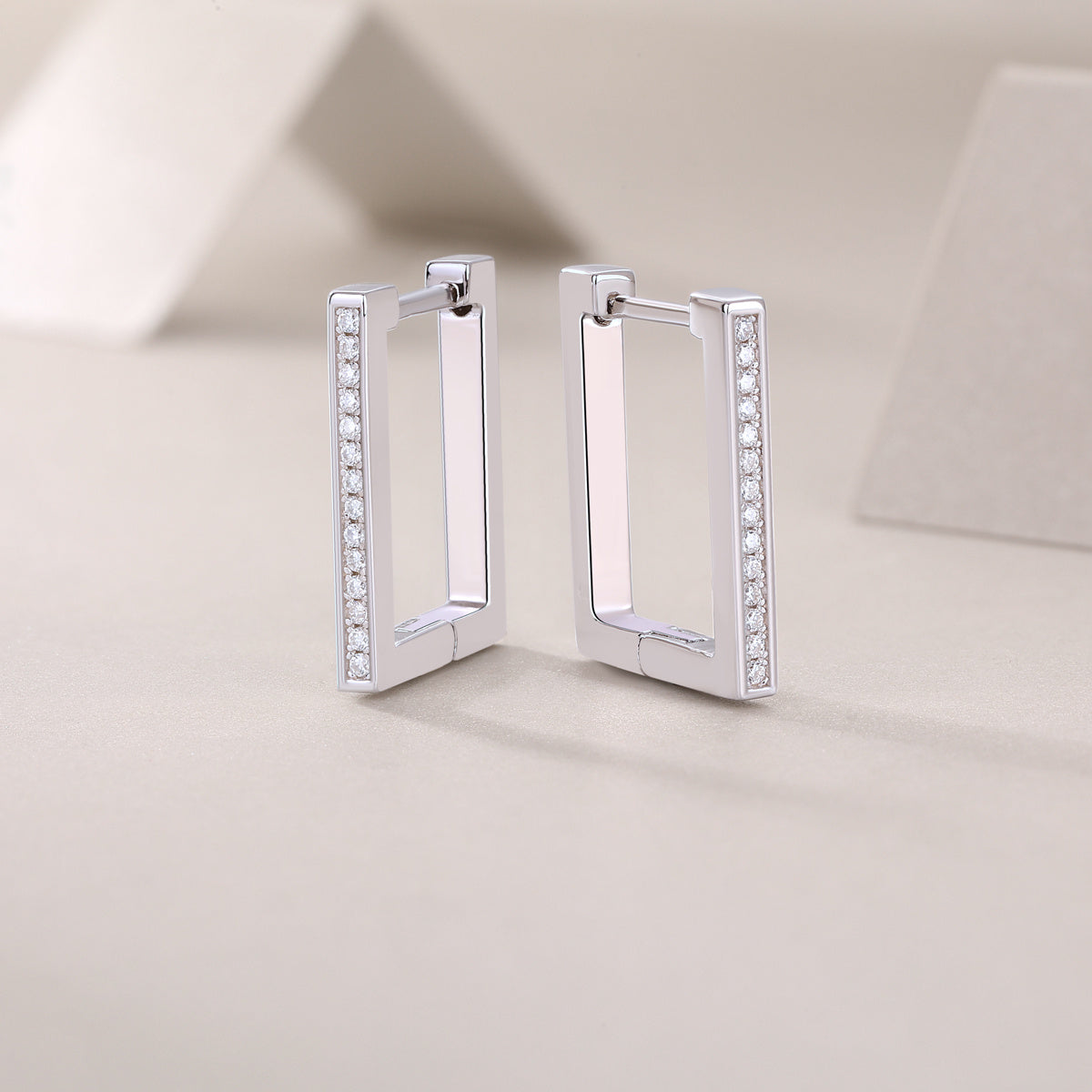 Fashionable And Luxurious Diamond Earrings