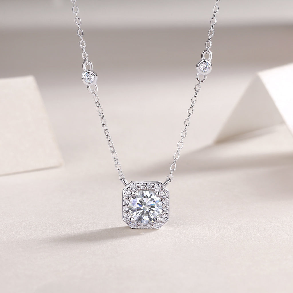 Flower Love - A Fashionable And Luxurious Diamond Jewelry Pendant Set