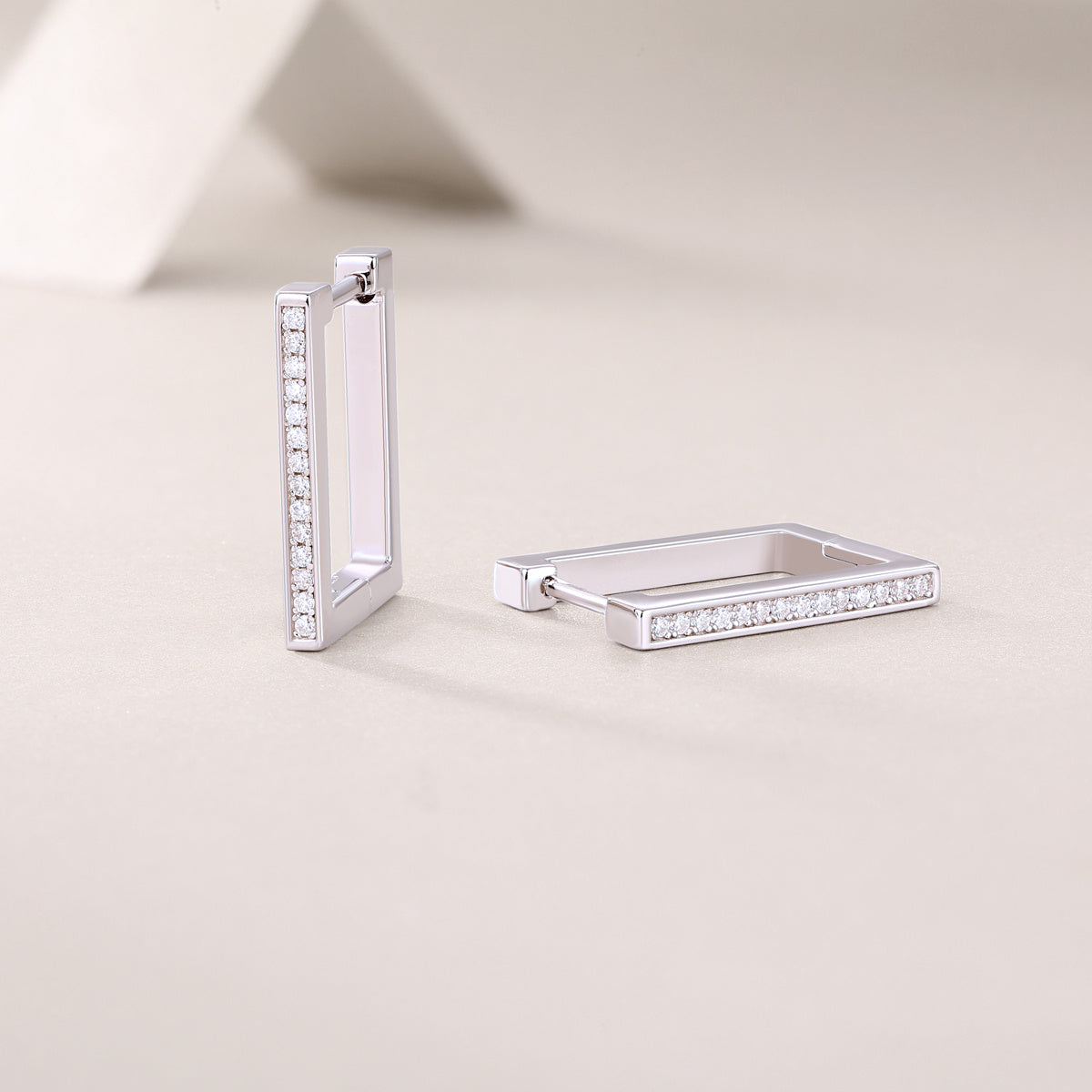 Fashionable And Luxurious Diamond Earrings