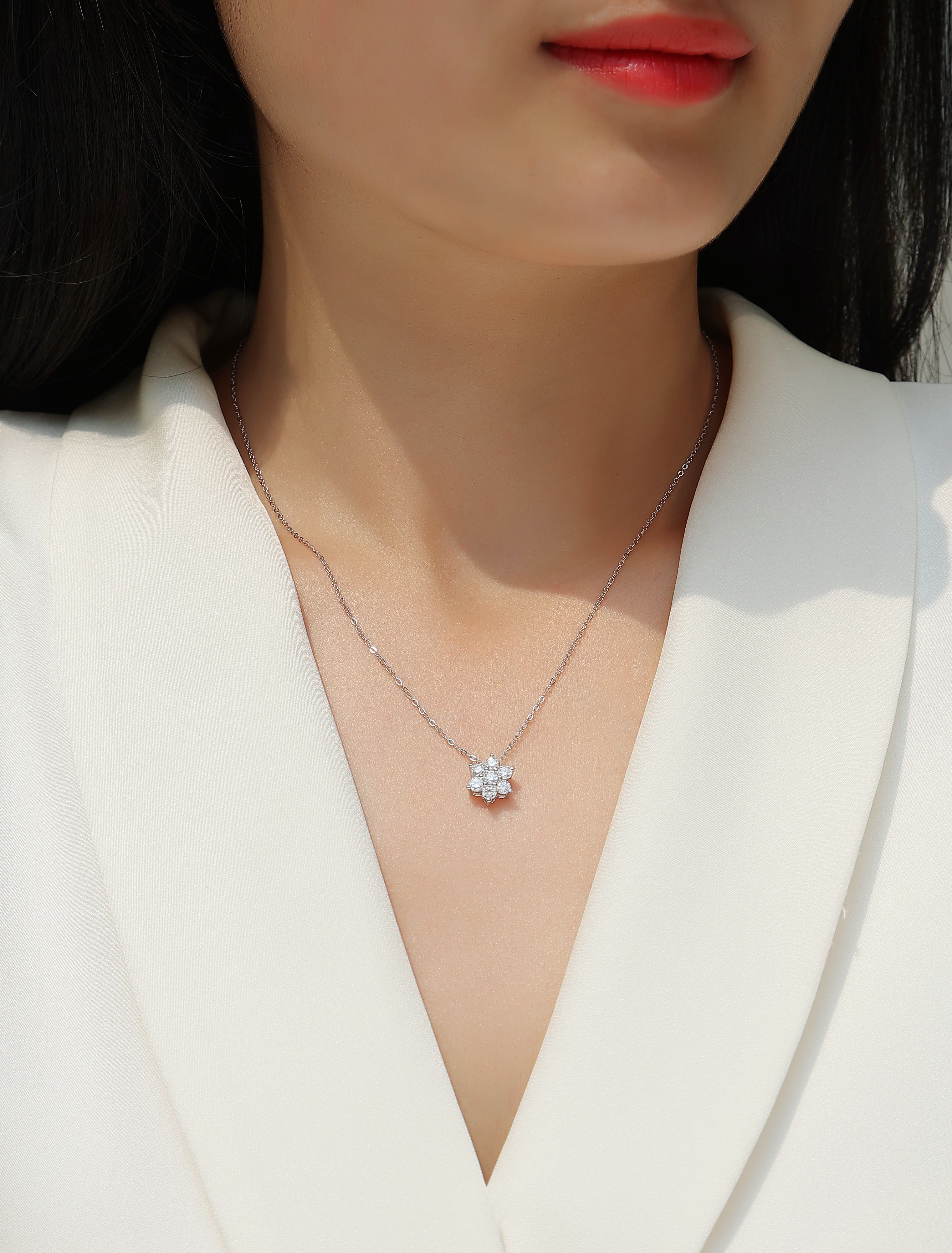 Snowflakes Fluttering - A Fashionable And Luxurious Diamond Jewelry Pendant Set With Moissanite